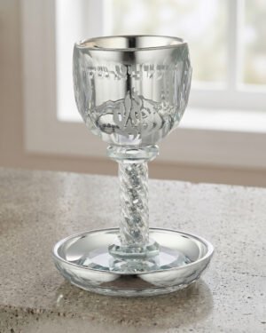 גביע קידוש כסוף עם חריטה האש שלי על רקע שולחן שבת.